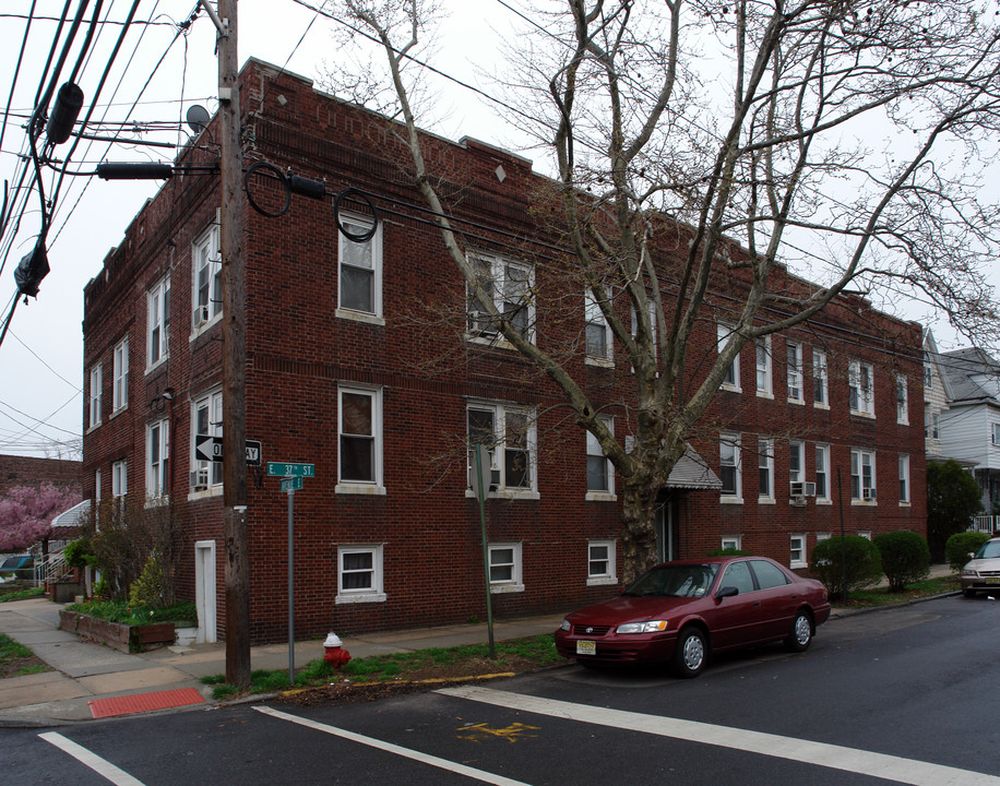 52 E 37th St in Bayonne, NJ - Building Photo