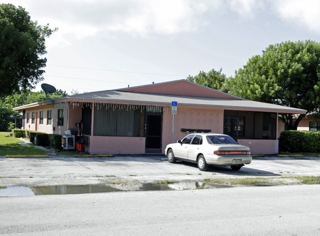 Gardens Apartments in Palmetto Bay, FL - Foto de edificio - Building Photo