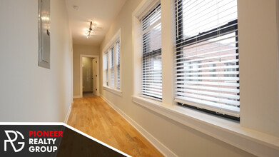 2207 W Eastwood Ave, Unit 3 in Chicago, IL - Foto de edificio - Building Photo