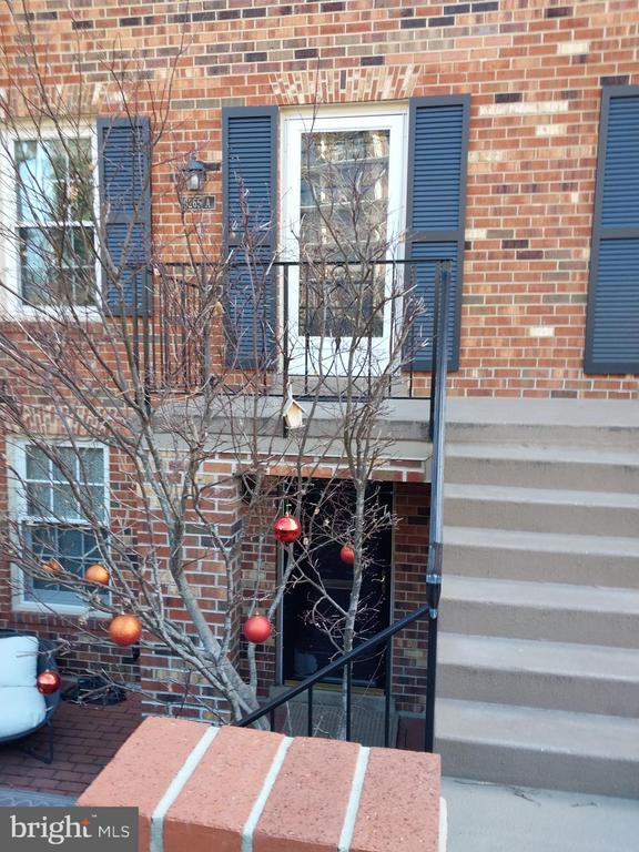 property at 3265 Sutton Pl NW