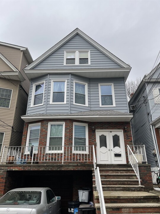96 W 30th St in Bayonne, NJ - Building Photo