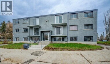 82 Elgin St S in Cambridge, ON - Building Photo - Building Photo