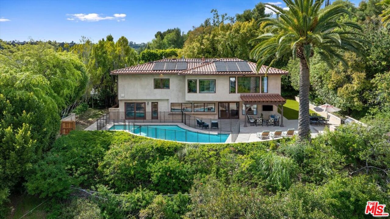 9686 Moorgate Rd in Beverly Hills, CA - Building Photo