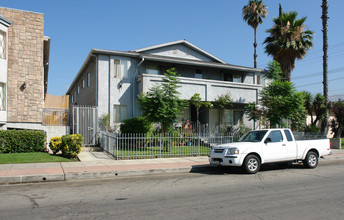 207 W Verdugo Ave in Burbank, CA - Foto de edificio - Building Photo