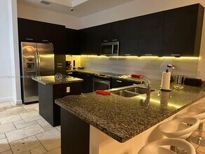 5200 NW 83rd Ct in Doral, FL - Foto de edificio - Building Photo