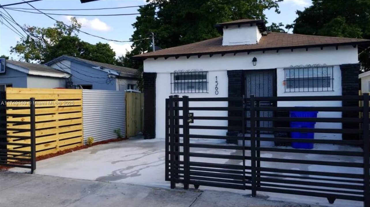 1560 NW 70th St in Miami, FL - Building Photo