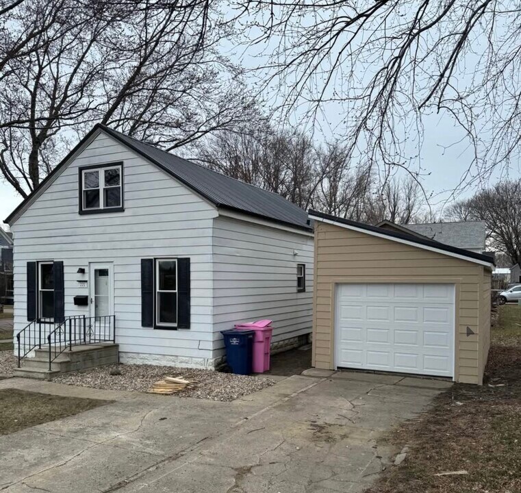 221 1st St NW in Orange City, IA - Building Photo