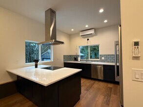 2213 Squalicum Mountain Rd in Bellingham, WA - Building Photo - Building Photo