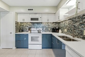 112 World of Tennis Sq in Lakeway, TX - Foto de edificio - Building Photo