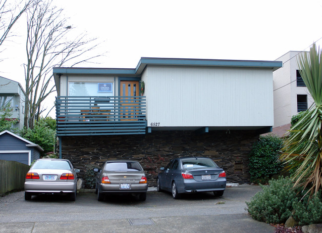 6527 5th Ave NE in Seattle, WA - Foto de edificio - Building Photo