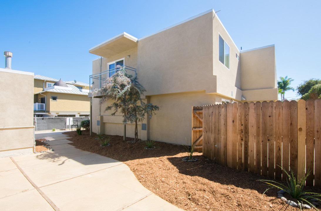 Leucadia Surf Townhouses in Encinitas, CA - Building Photo