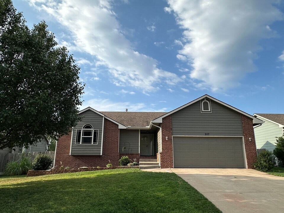 207 Stone Path in Derby, KS - Building Photo
