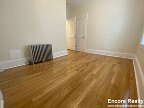 1595 Beacon St, Unit 3 in Brookline, MA - Building Photo - Building Photo
