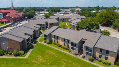 Carriage House Apartments in Nederland, TX - Foto de edificio - Building Photo