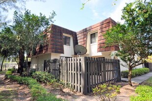 2212 White Pine Cir in Greenacres, FL - Building Photo