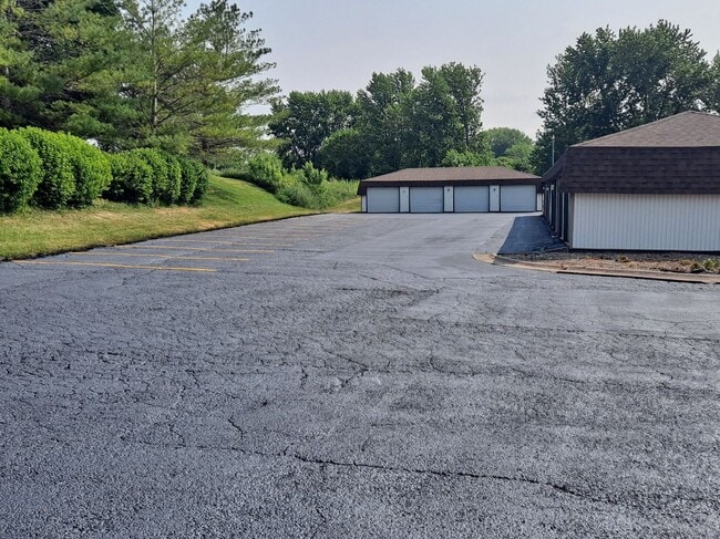 2796 Willow Dr in Bettendorf, IA - Foto de edificio - Building Photo