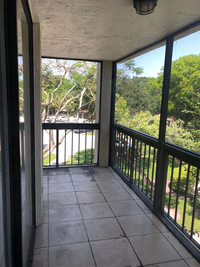 820 Lavers Cir, Unit 311 in Delray Beach, FL - Foto de edificio - Building Photo