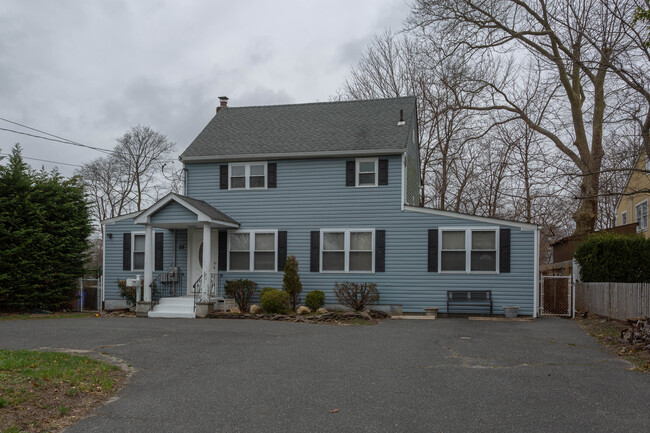 28 Bayview Ave in Amityville, NY - Foto de edificio - Building Photo