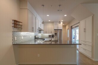 1702 Forest Hill Dr in Austin, TX - Building Photo - Building Photo