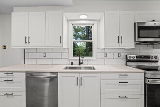 W281N3405 Taylors Woods Rd in Pewaukee, WI - Building Photo - Building Photo