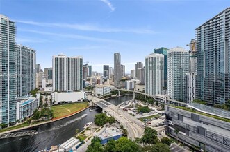 88 SW 10th St in Miami, FL - Foto de edificio - Building Photo