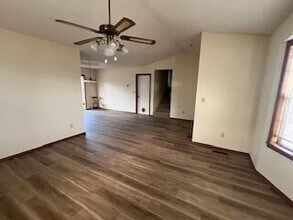 1402 Sunshine Dr in Neosho, MO - Building Photo - Building Photo