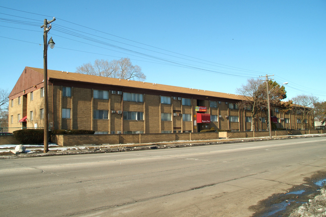 Regency Apartments in Detroit, MI - Building Photo