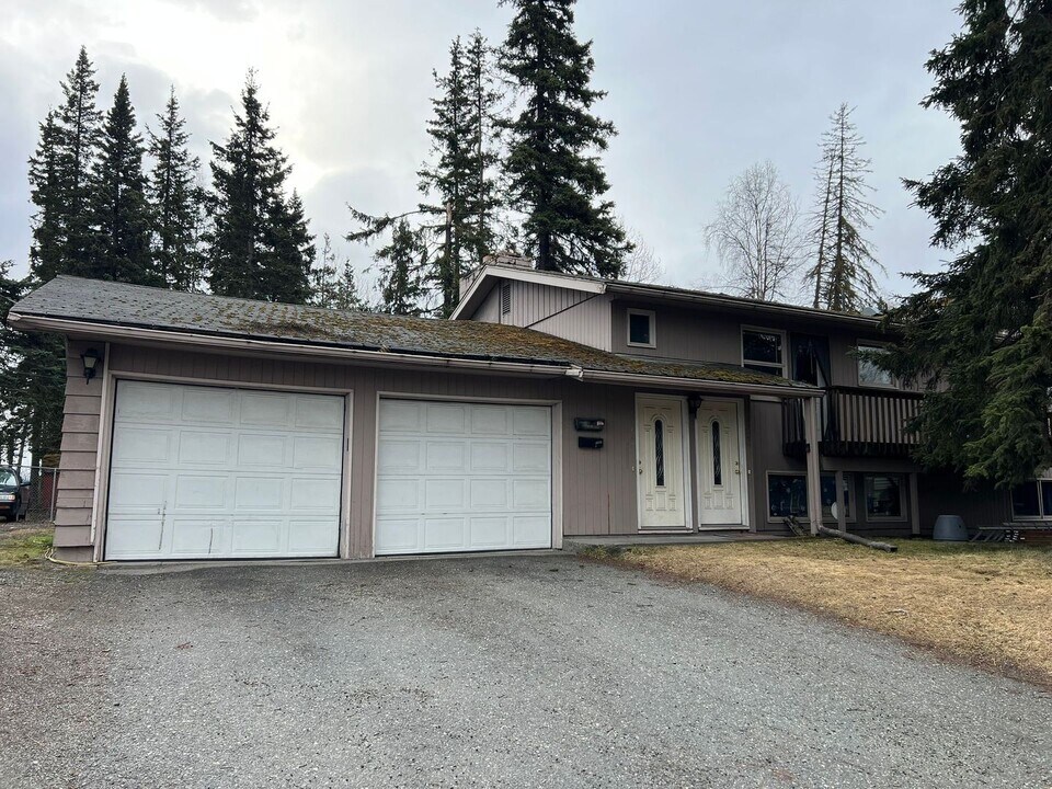 1321 Turpin St in Anchorage, AK - Building Photo