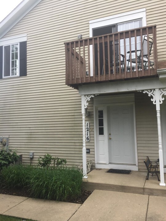 1216 Sandhurst Ln in South Elgin, IL - Foto de edificio