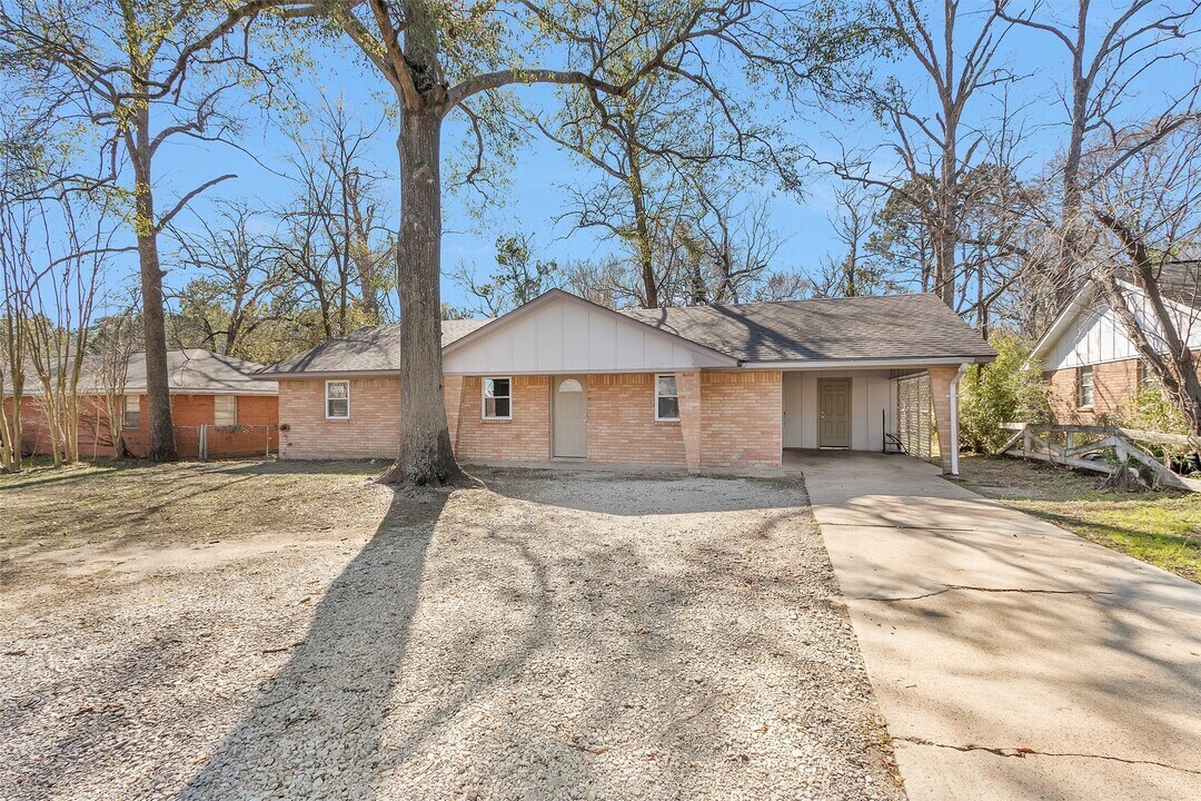 2213 N Thompson St in Conroe, TX - Building Photo