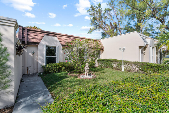 7417 Twin Sabal Dr in Miami Lakes, FL - Building Photo - Building Photo