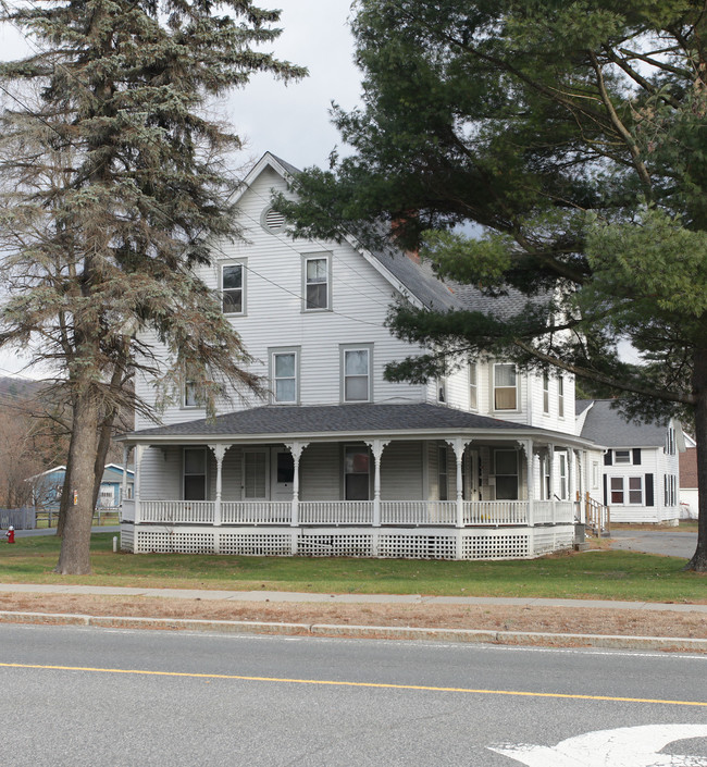 220 Stockbridge Rd in Great Barrington, MA - Foto de edificio - Building Photo