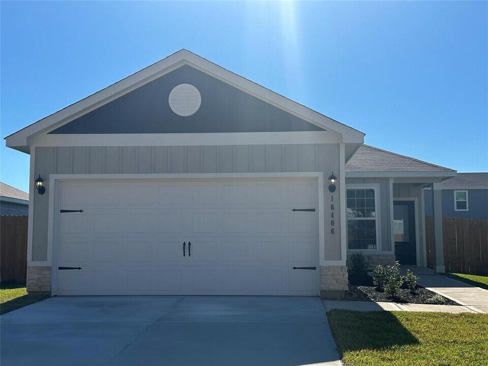 16437 Blossom Grv Dr in Conroe, TX - Foto de edificio