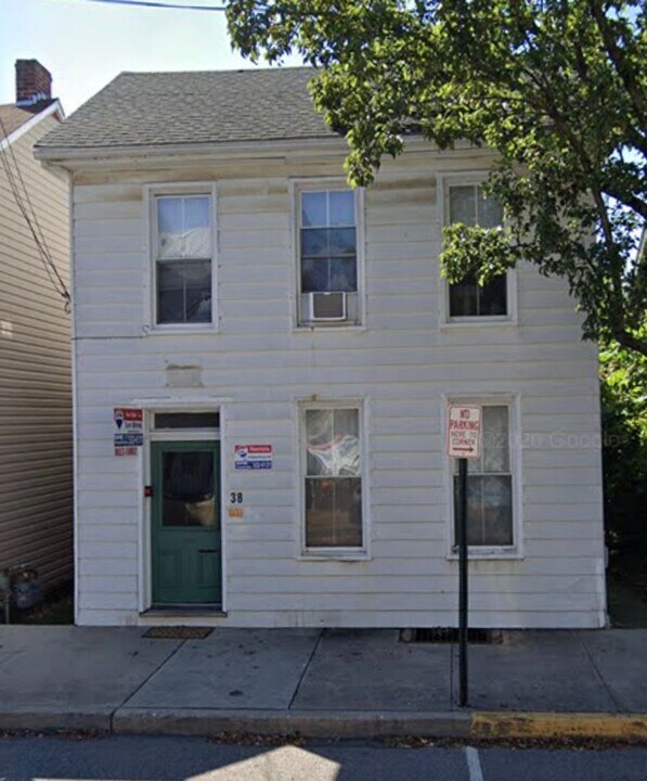38 N Earl St in Shippensburg, PA - Building Photo