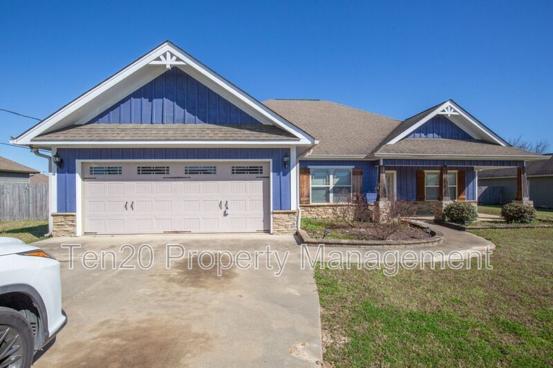 7 Greyhawk Ct in Fort Mitchell, AL - Building Photo