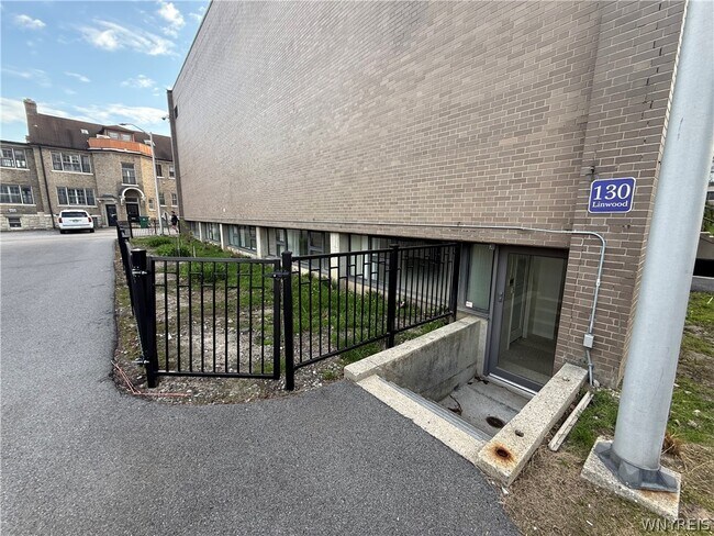 130 Linwood Ave in Buffalo, NY - Foto de edificio - Building Photo