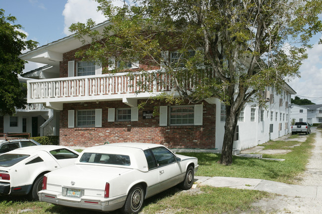 Devonshire Apartments in Miami Springs, FL - Building Photo - Building Photo