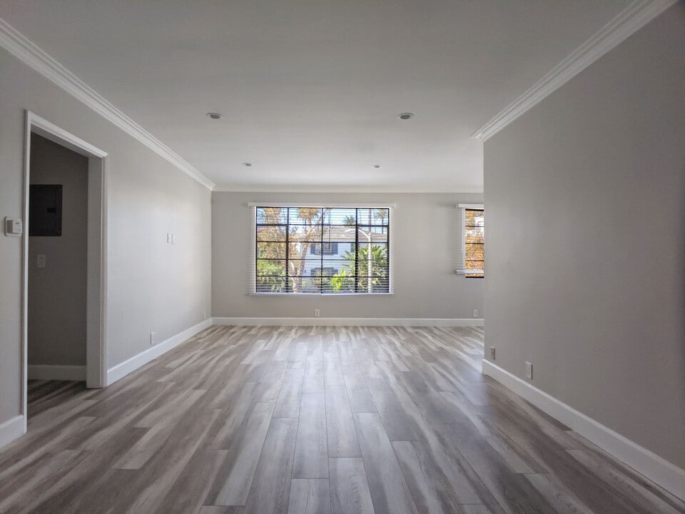 458 S Oakhurst Dr, Unit 1 in Beverly Hills, CA - Foto de edificio