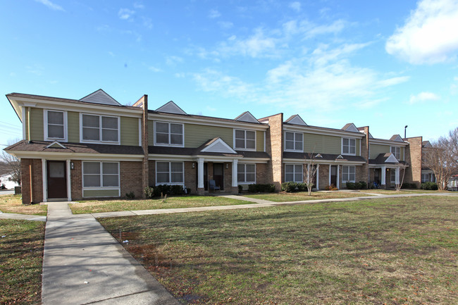 Claremont Courts in Greensboro, NC - Building Photo - Building Photo