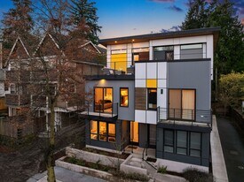 9709 Roosevelt Way NE in Seattle, WA - Building Photo