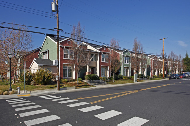 Victory Townhomes in Sacramento, CA - Foto de edificio - Building Photo