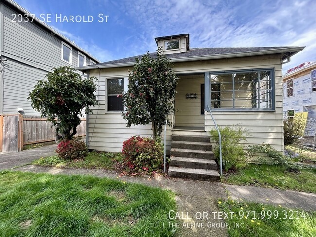 2037 SE Harold St in Portland, OR - Building Photo - Building Photo