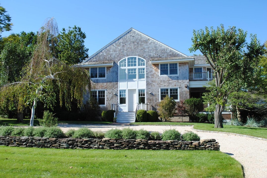 35 Quaquanantuck Ln in Quogue, NY - Building Photo