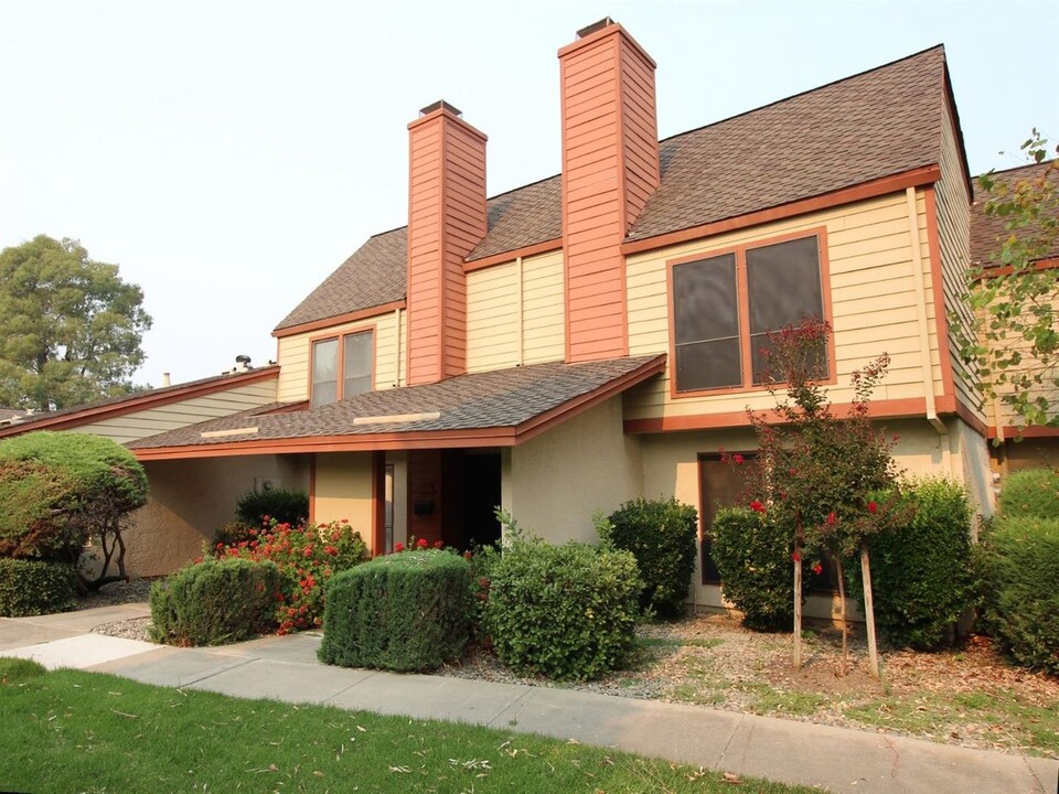 136 Touchstone Pl in West Sacramento, CA - Building Photo