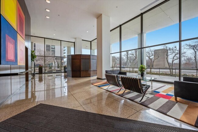 360 E Randolph St in Chicago, IL - Foto de edificio - Building Photo