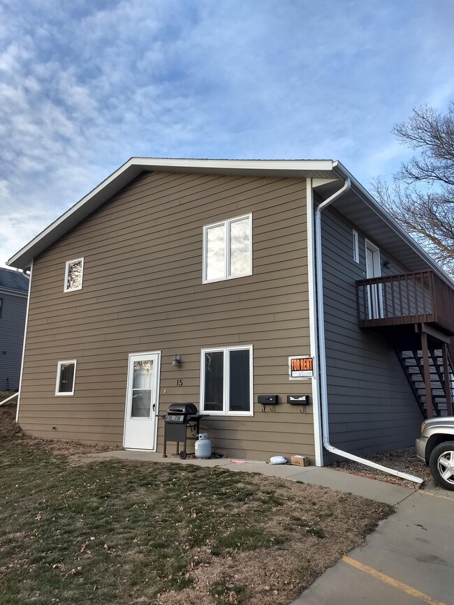 15 W Cedar St, Unit #101 in Vermillion, SD - Foto de edificio - Building Photo