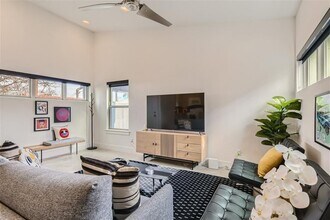 2012 Willow St in Austin, TX - Building Photo - Building Photo