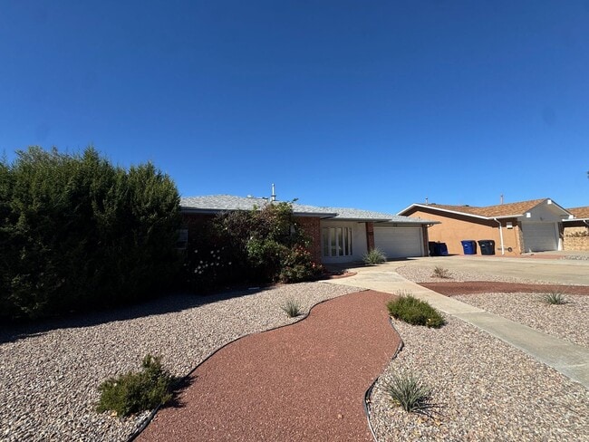 6105 Truchas Dr NE in Albuquerque, NM - Building Photo - Building Photo