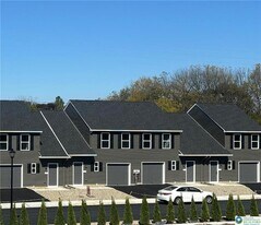 665 Sipos Dr in Northampton, PA - Building Photo