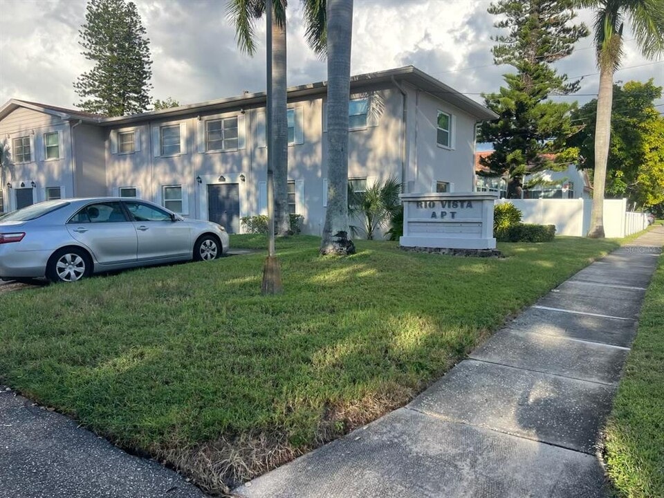 8325 7th Way N in St. Petersburg, FL - Foto de edificio